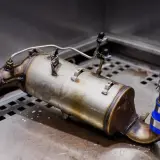 Filtr DPF, czyli co to jest? To element układu wydechowego, który zatrzymuje sadzę.