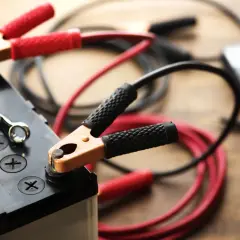Czy prostownik może rozładować akumulator? Sprawdź, zanim użyjesz