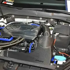 Silnik 1.8 TSI w Golfie z elementami z włókna węglowego. Wiele osób szuka o nim pozytywnych opinii.