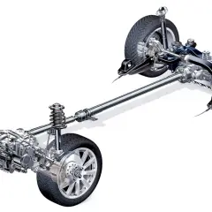 Układ napędowy 4x4 z dyferencjałem Haldex, pokazujący wał napędowy, zawieszenie i koła.