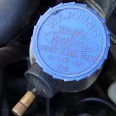 Niebieska nakrętka lubryfikatora LPG z napisem "Valve Saver Fluid". Dba o silnik zasilany gazem.