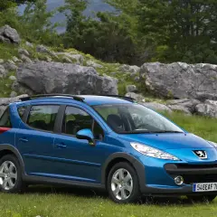Niebieski Peugeot 207 SW na tle górskiego krajobrazu. Wiele osób chwali ten model w swoich **Peugeot 207 opinie**.