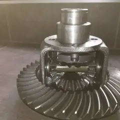 Metalowy dyfer z zębatkami, gotowy do montażu w pojeździe.