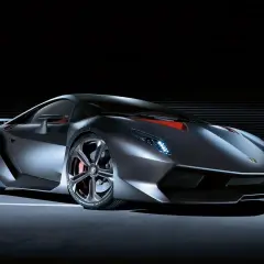 Srebrny Lamborghini Sesto Elemento z czerwonymi akcentami na masce, prezentujący swoją agresywną sylwetkę na ciemnym tle.
