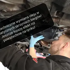 Mechanik wykonuje wymianę oleju w automatycznej skrzyni biegów, zapewniając lepszy efekt niż standardowe rozwiązania.