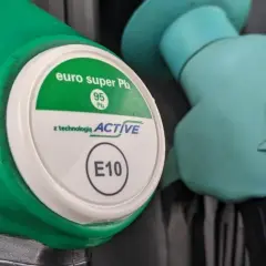 Dwie dysze dystrybutorów paliwa. Zielona dysza z napisem "euro super Pb 95 z technologią ACTIVE E10". Obok turkusowa dysza z napisem "E5".