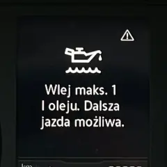 Kontrolka oleju świeci, informując o konieczności dolania maksymalnie 1 litra oleju. Dalsza jazda jest możliwa.