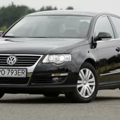 Czarny Volkswagen Passat B6 z przodu, z widocznym grillem i tablicą rejestracyjną.