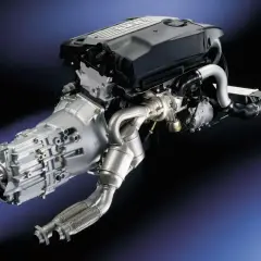 Silnik BMW M57N2 z turbosprężarką i skrzynią biegów, gotowy do montażu w sportowym aucie.