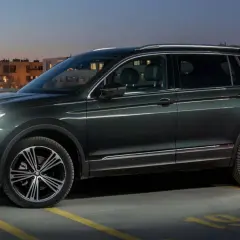 Ciemnozielony SUV z miejscem dla 7 osób, idealny dla rodziny. Sprawdź najbardziej polecane samochody 7-osobowe.