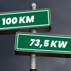 Dwa zielone znaki drogowe: jeden z napisem "100 KM", drugi "73,5 KW". Wybór drogi, która jest krótsza, czy tej z większą mocą?