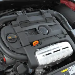 Silnik 1.4 TSI z widocznym logo VW. Czysty i zadbany, gotowy do pracy.