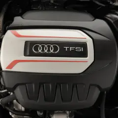 Silnik 2.0 TFSI Audi z czerwonymi akcentami na osłonie.