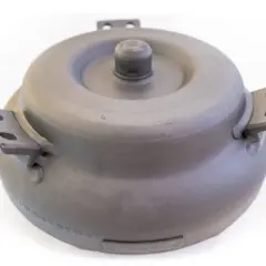 Metalowy sprzęgło hydrokinetyczne z uchwytami montażowymi, gotowe do pracy w skrzyni biegów.