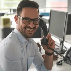 Technik spedytor – jakie obowiązki i umiejętności są kluczowe?