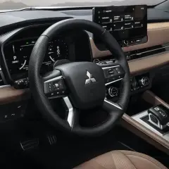 Wnętrze Mitsubishi Outlander. Kierownica, cyfrowy kokpit i ekran multimediów. Wiele osób szuka mitsubishi outlander opinie, by poznać ten model.