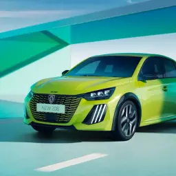 Nowe samochody do 70 tys. zł: jaskrawozielony Peugeot 208 na tle nowoczesnej architektury i krajobrazu.