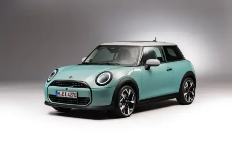 Turkusowy Mini Cooper S z białym dachem. Wiele osób szuka opinii o tym modelu, a ten egzemplarz wygląda świetnie.