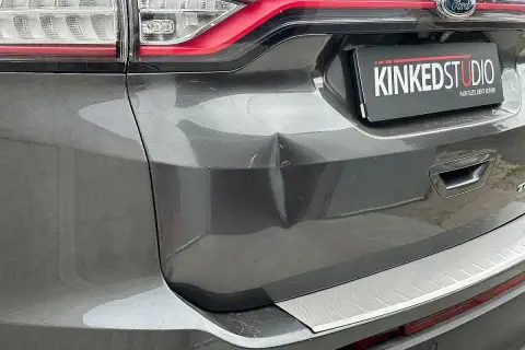 Wgniecenie na klapie bagażnika Forda. Sprawdź wyciąganie wgniotek cena i przywróć idealny wygląd auta.