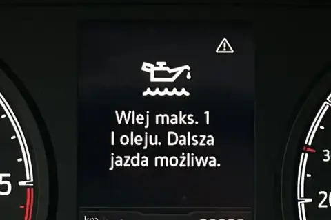 Kontrolka oleju świeci, informując o konieczności dolania maksymalnie 1 litra oleju. Dalsza jazda jest możliwa.