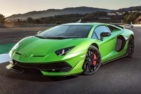 Jaskrawozielony Lamborghini Aventador SVJ na torze wyścigowym, z masywnym skrzydłem i czarnymi felgami.