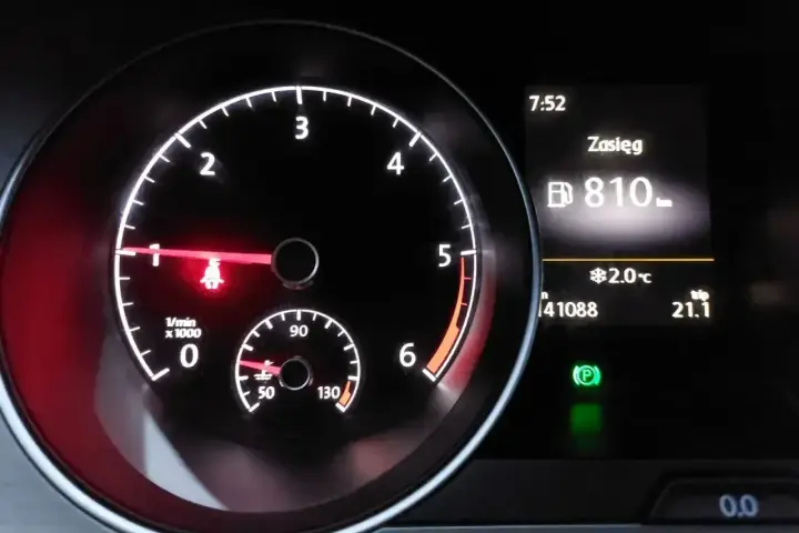 Kontrolka DPF świeci się, wskazując potrzebę wypalania. Zasięg 810 km, temperatura 2°C.