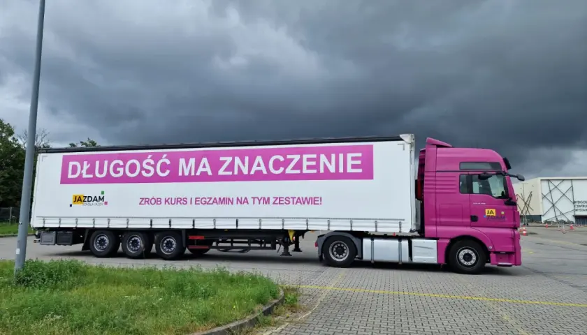 Różowa ciężarówka z napisem "Długość ma znaczenie". Zrób kurs i egzamin na tym zestawie! Idealna do zdobycia prawo jazdy kat C.