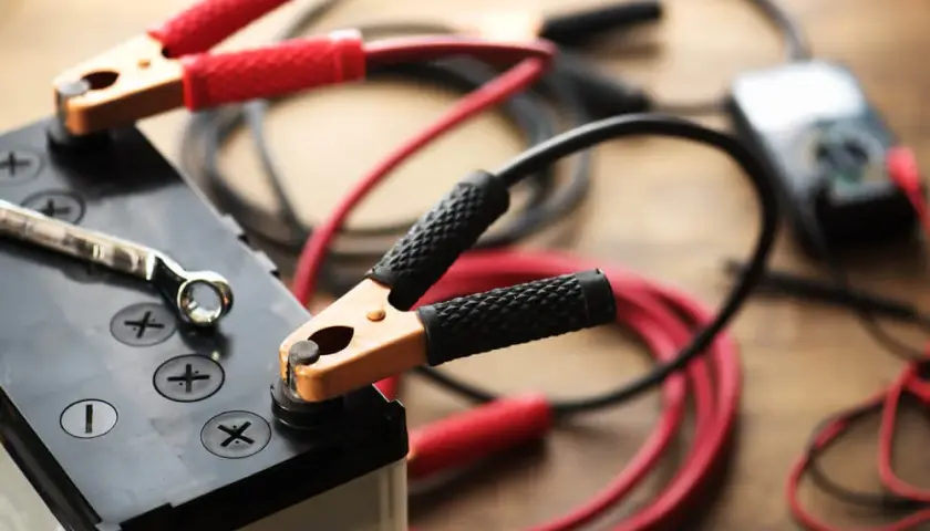Czy prostownik może rozładować akumulator? Sprawdź, zanim użyjesz