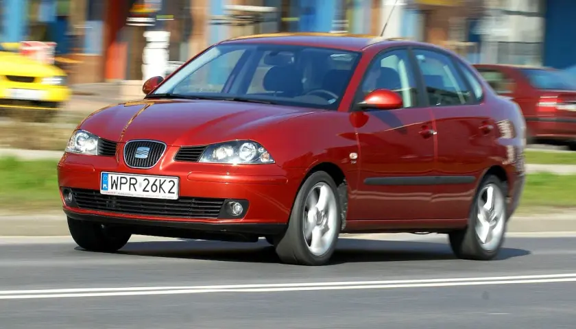 Czerwony Seat Cordoba 1.4 w ruchu drogowym, z rozmytym tłem.