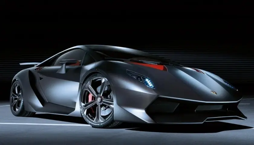 Srebrny Lamborghini Sesto Elemento z czerwonymi akcentami na masce, prezentujący swoją agresywną sylwetkę na ciemnym tle.