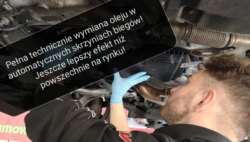 Mechanik wykonuje wymianę oleju w automatycznej skrzyni biegów, zapewniając lepszy efekt niż standardowe rozwiązania.