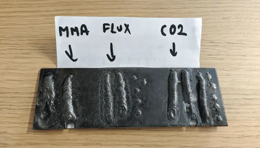 Testy spawania: MMA, drutem samoosłonowym (flux) i migomatem bez gazu (CO2). Widać różnice w jakości spoin.