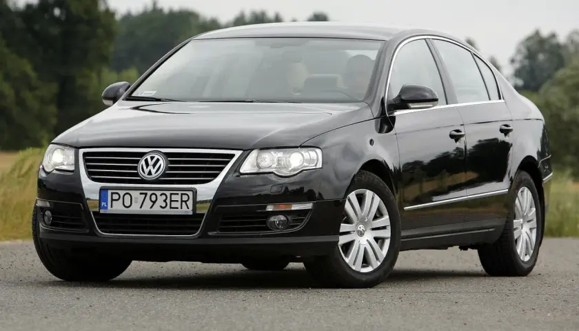 Czarny Volkswagen Passat B6 z przodu, z widocznym grillem i tablicą rejestracyjną.