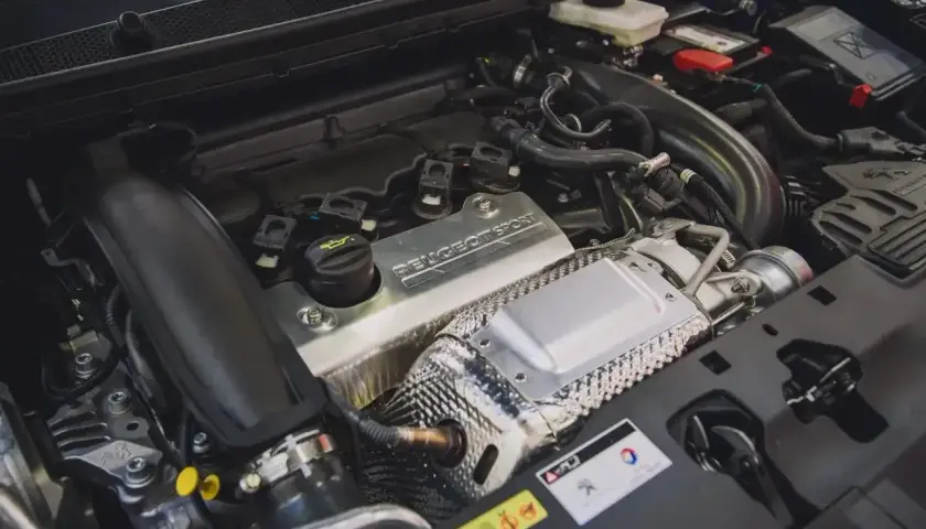 Silnik 1.6 PureTech z napisem Peugeot Sport.