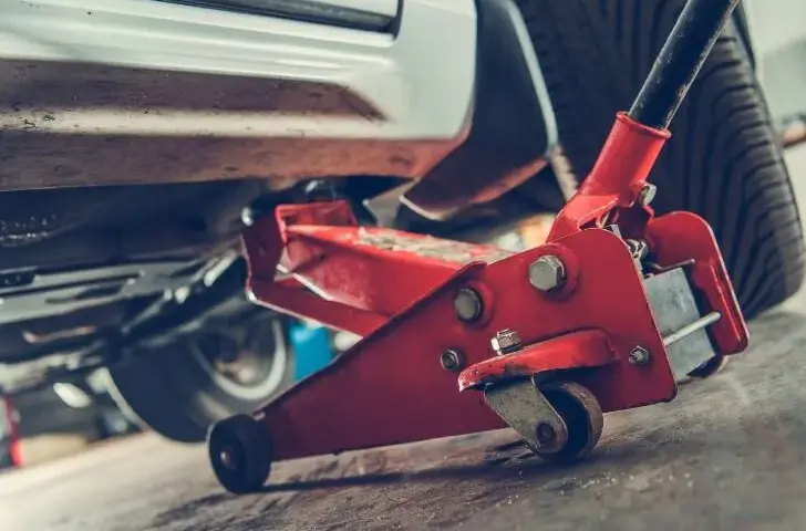 Jak podnieść auto na lewarku bezpiecznie i uniknąć wypadków