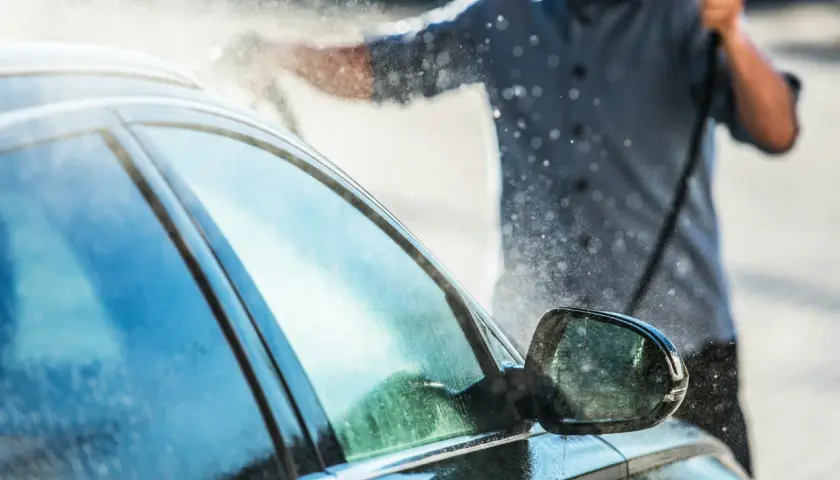 Jak woskować auto na myjni bezdotykowej, aby uniknąć zarysowań?
