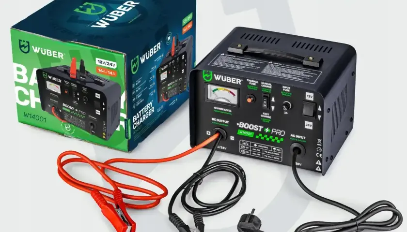 Ładowarka Wuber Boost Pro W14001 do ładowania akumulatora AGM, z kablem zasilającym i zaciskami.