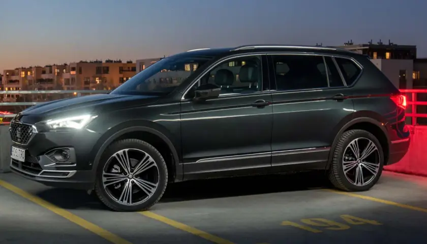Ciemnozielony SUV z miejscem dla 7 osób, idealny dla rodziny. Sprawdź najbardziej polecane samochody 7-osobowe.