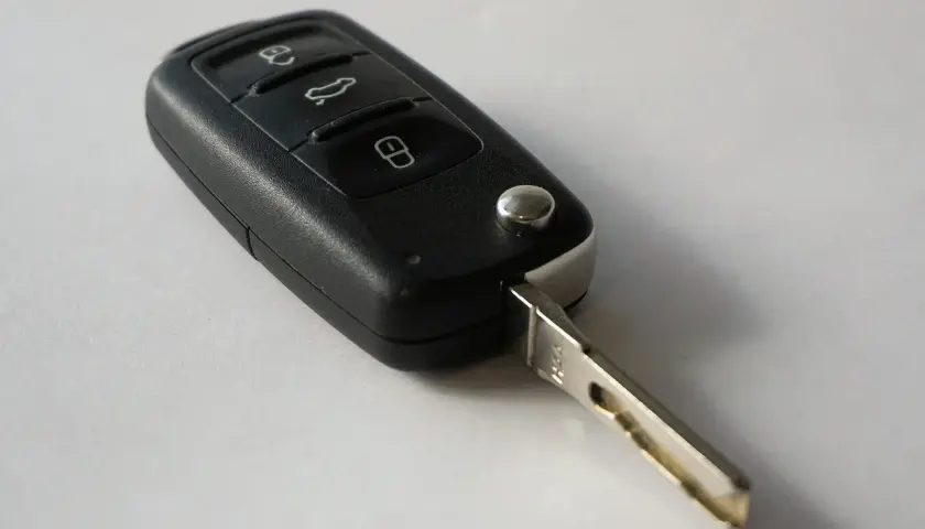 Kluczyk samochodowy z trzema przyciskami. Zastanawiasz się, ile kosztuje dorobienie klucza?