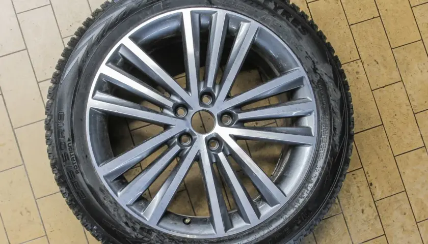 Felga z oponą zimową, widoczny rozstaw śrub golf 4.
