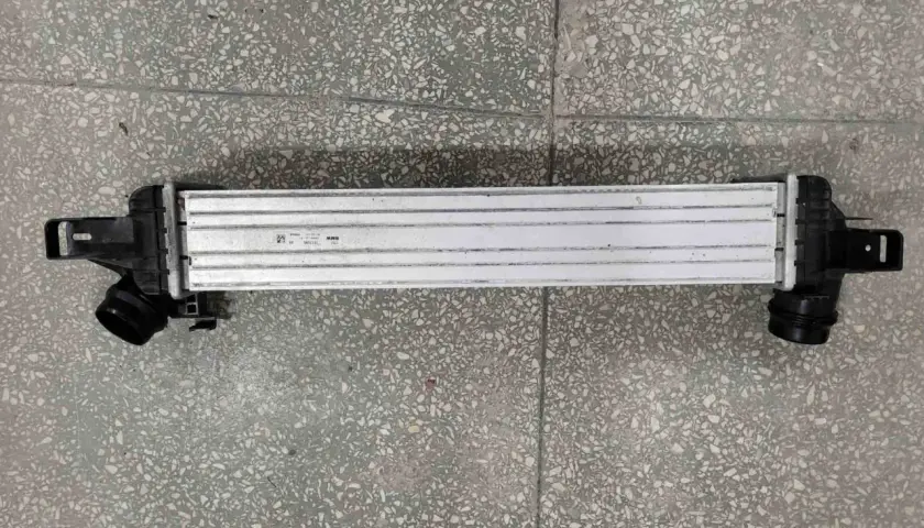 Chłodnica powietrza, czyli intercooler, to kluczowy element w turbodoładowanych silnikach. Ten konkretny model jest przeznaczony do BMW.