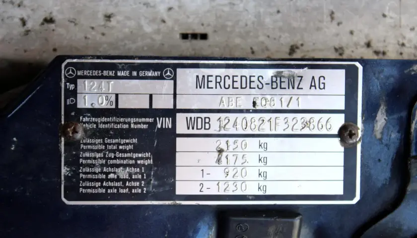 Tabliczka znamionowa Mercedesa z danymi technicznymi. Warto sprawdzić carvertical opinie przed zakupem takiego auta.