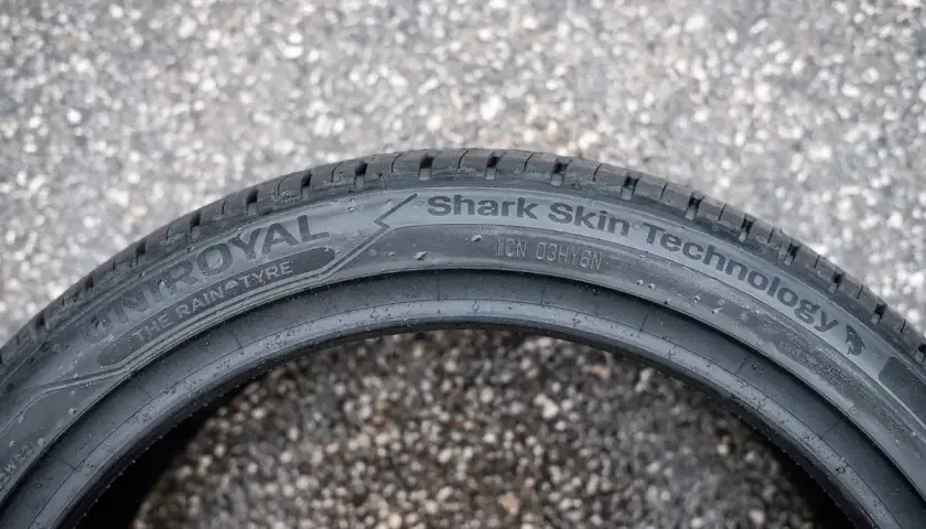 Opona Uniroyal z technologią Shark Skin. Dowiedz się, jak założyć opony w dobrym kierunku, by zapewnić bezpieczeństwo na mokrej nawierzchni.