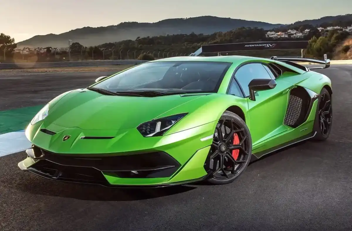 Lamborghini Aventador - wersje, osiągi i pułapki przy zakupie