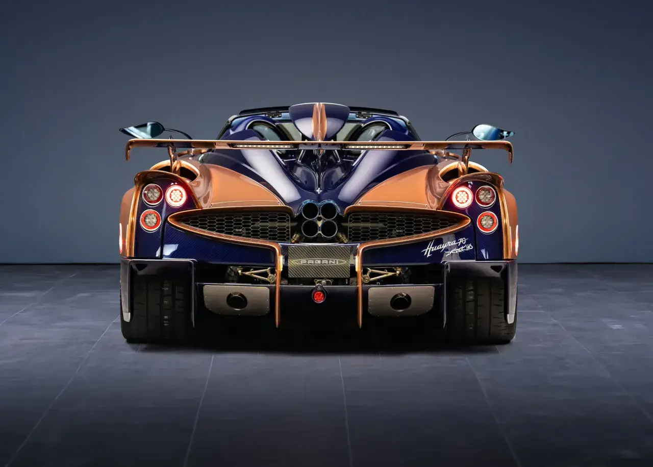 Tył Pagani Huayra w kolorze miedzi i granatu, z czterema końcówkami wydechu i charakterystycznymi światłami.