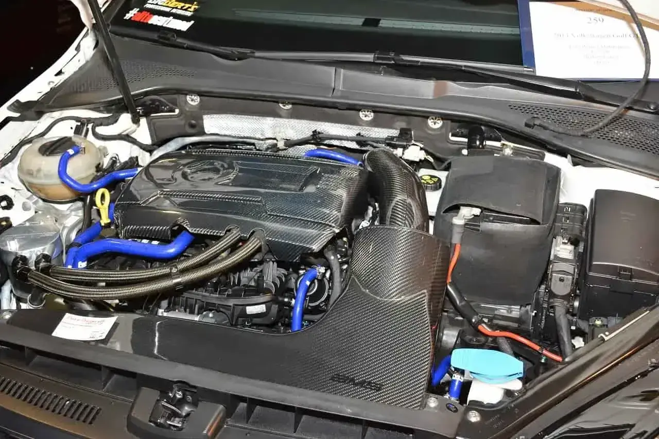 Silnik 1.8 TSI w Golfie z elementami z włókna węglowego. Wiele osób szuka o nim pozytywnych opinii.