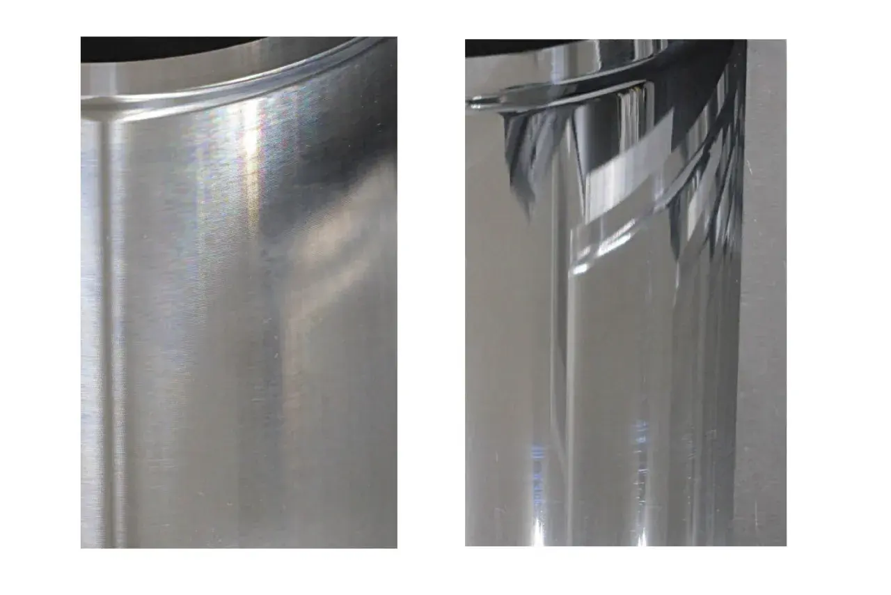 Dwa fragmenty aluminium: jeden z widocznymi śladami po obróbce, drugi po polerowaniu, lśniący i odbijający światło.