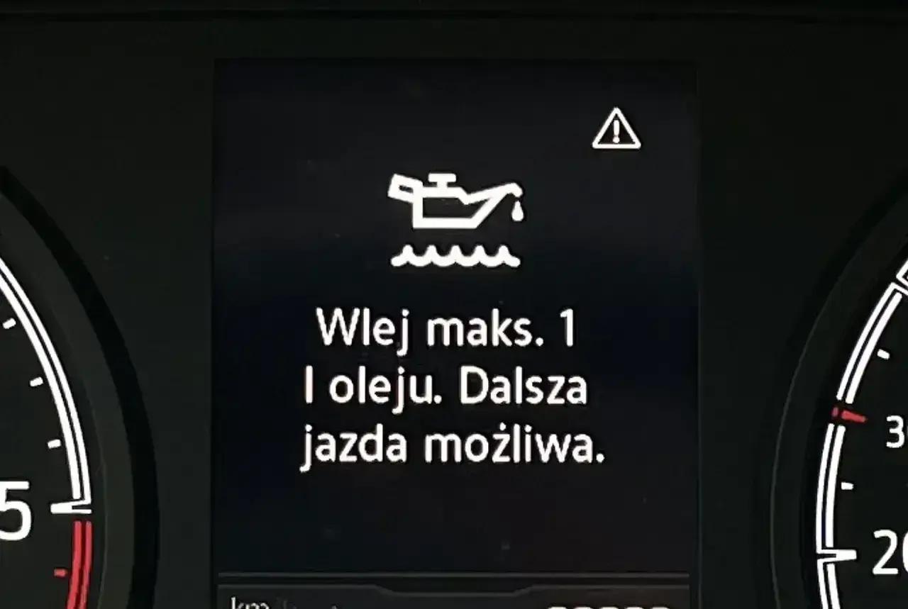 Kontrolka oleju świeci, informując o konieczności dolania maksymalnie 1 litra oleju. Dalsza jazda jest możliwa.