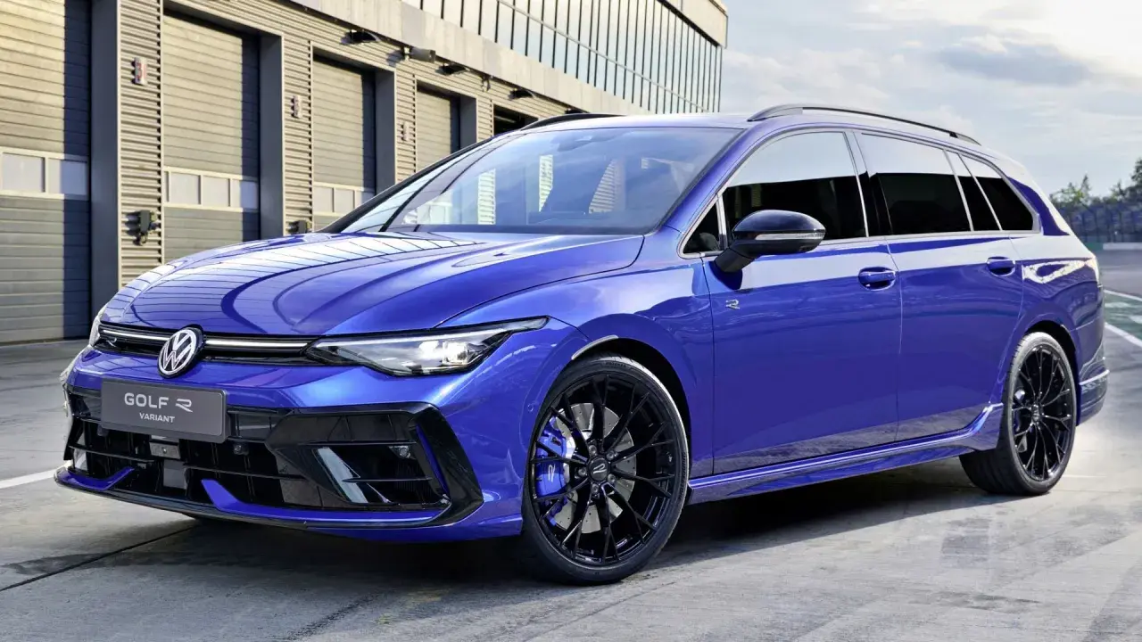 Niebieskie kombi auto Volkswagen Golf R Variant z czarnymi felgami i niebieskimi zaciskami hamulcowymi stoi przed nowoczesnym budynkiem.