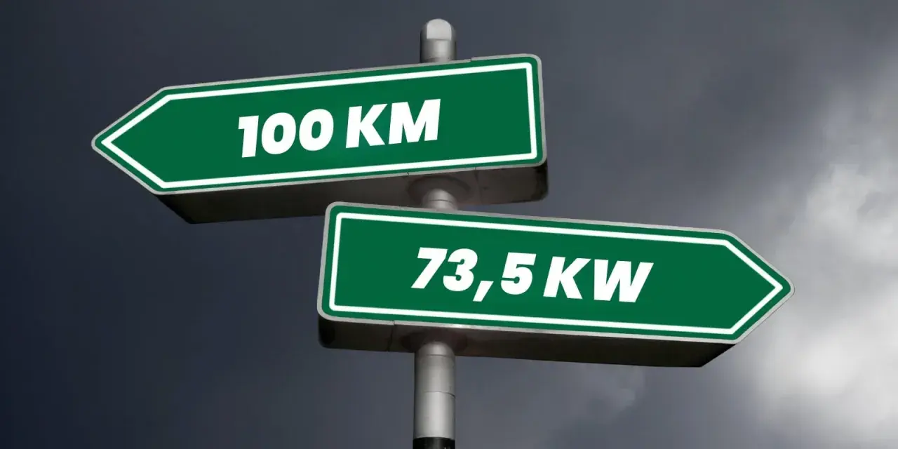 Dwa zielone znaki drogowe: jeden z napisem "100 KM", drugi "73,5 KW". Wybór drogi, która jest krótsza, czy tej z większą mocą?